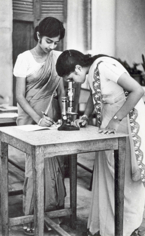 16-12 - Pondichery - jeunes filles et microscope